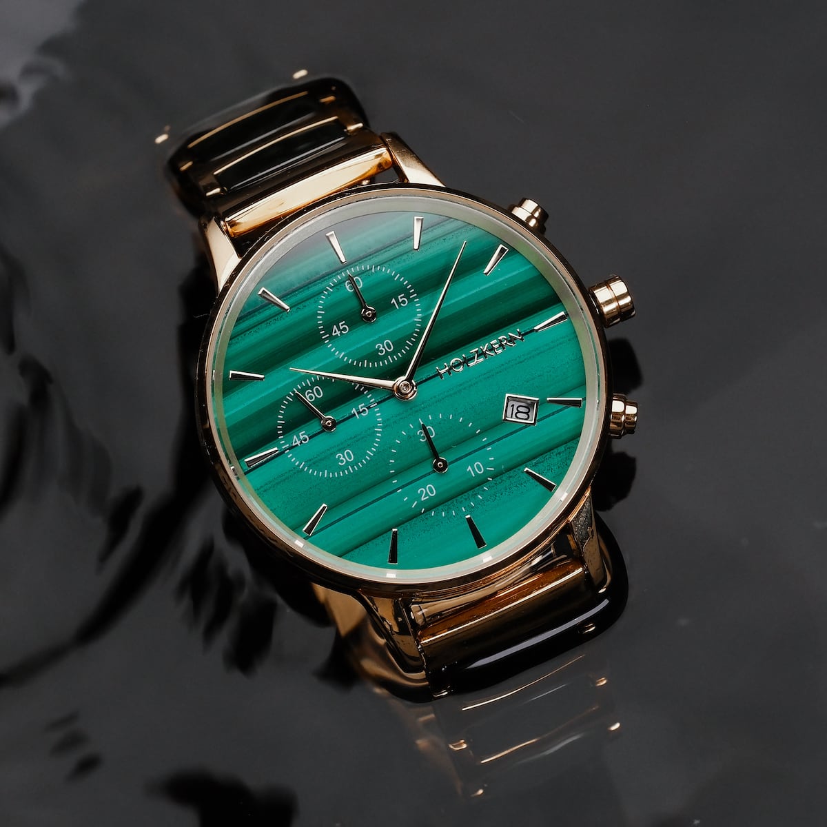 Montre "Jolly" avec une face malachite et des accents dorés, avec un design moderne et élégant.