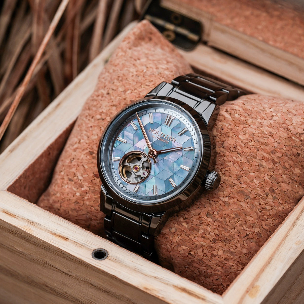 "Mirrordance" watch in nacre and ceramic with a gleaming, intricate design.