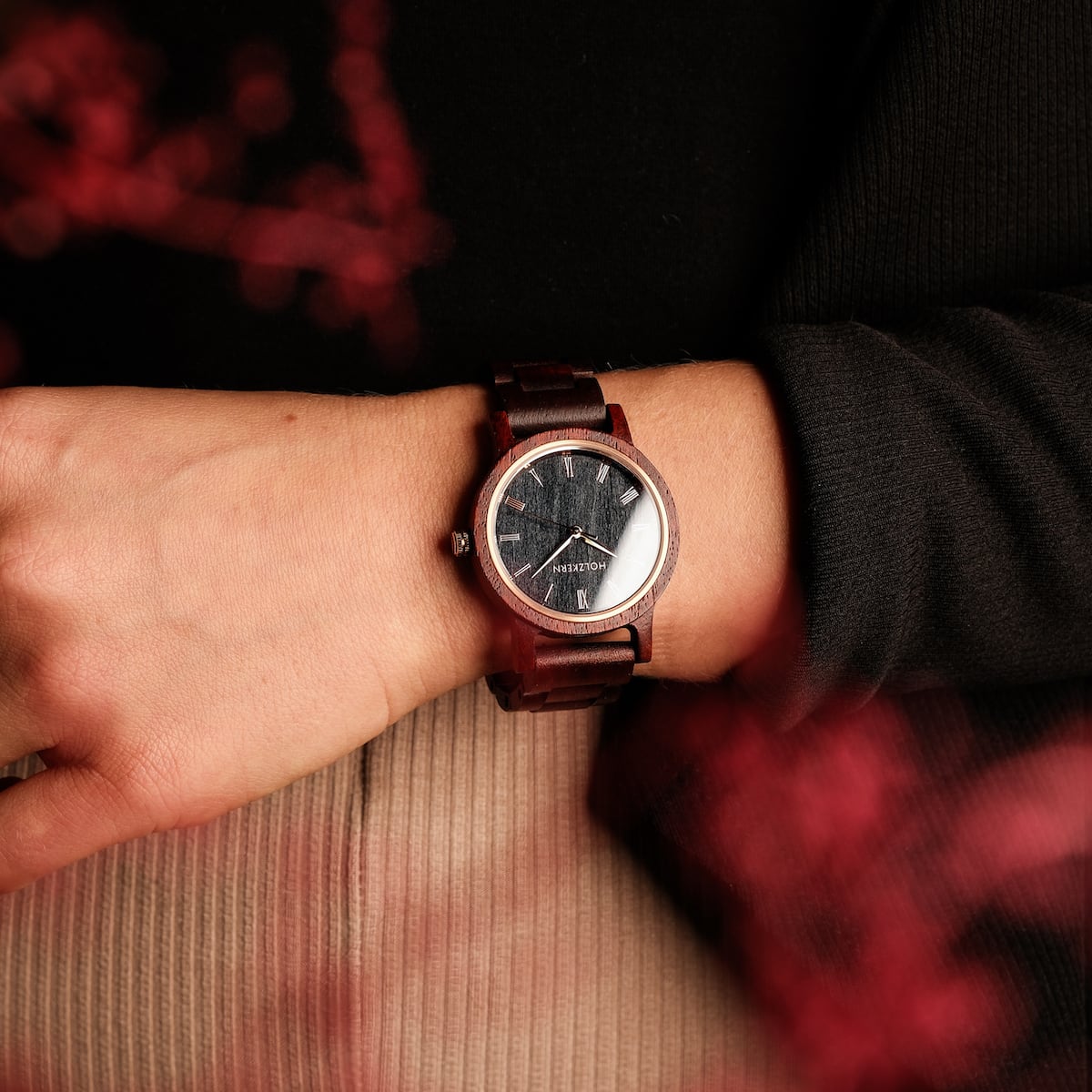 La montre « Passion », élégante et fabriquée à partir de Padauk et Maple, présente un design sophistiqué sur un poignet.