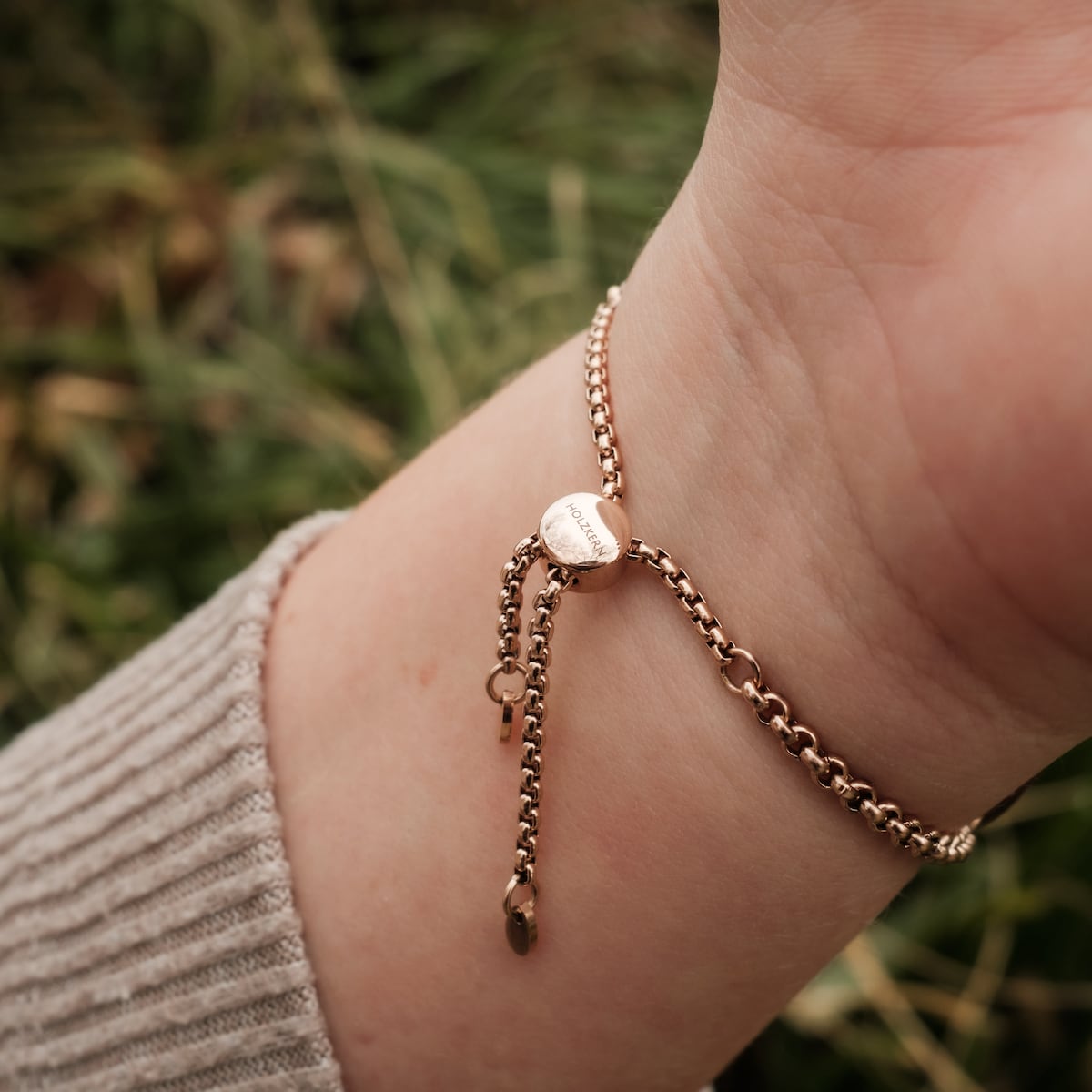 Bracelet "Leave" avec une chaîne délicate avec une finition noyer chaude.