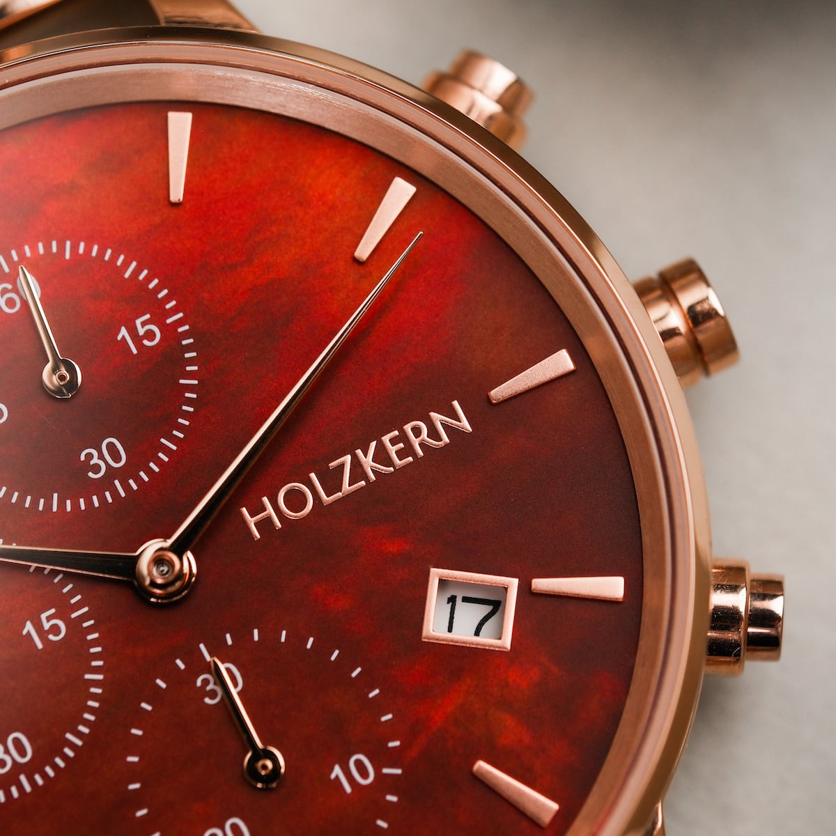 "Cheery" reloj con un vibrante acabado nacre y detalles de cerámica, elegancia y diseño moderno.
