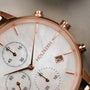 "Shiny" reloj con esfera de nácar, estilo de cerámica, y diseño elegante.
