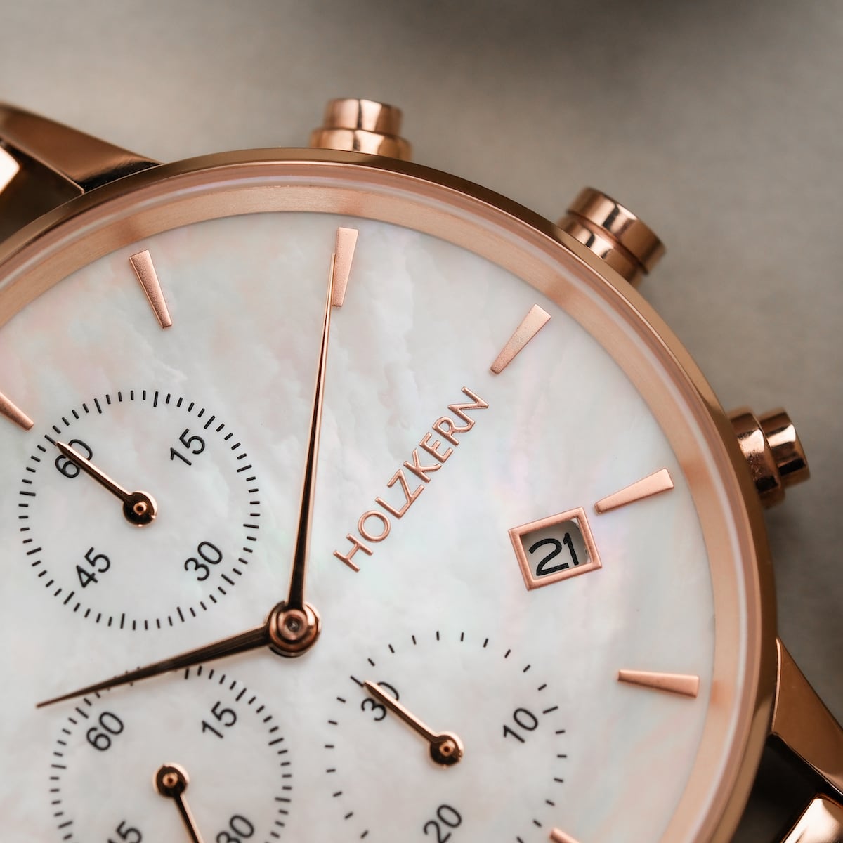 "Shiny" reloj con esfera de nácar, estilo de cerámica, y diseño elegante.