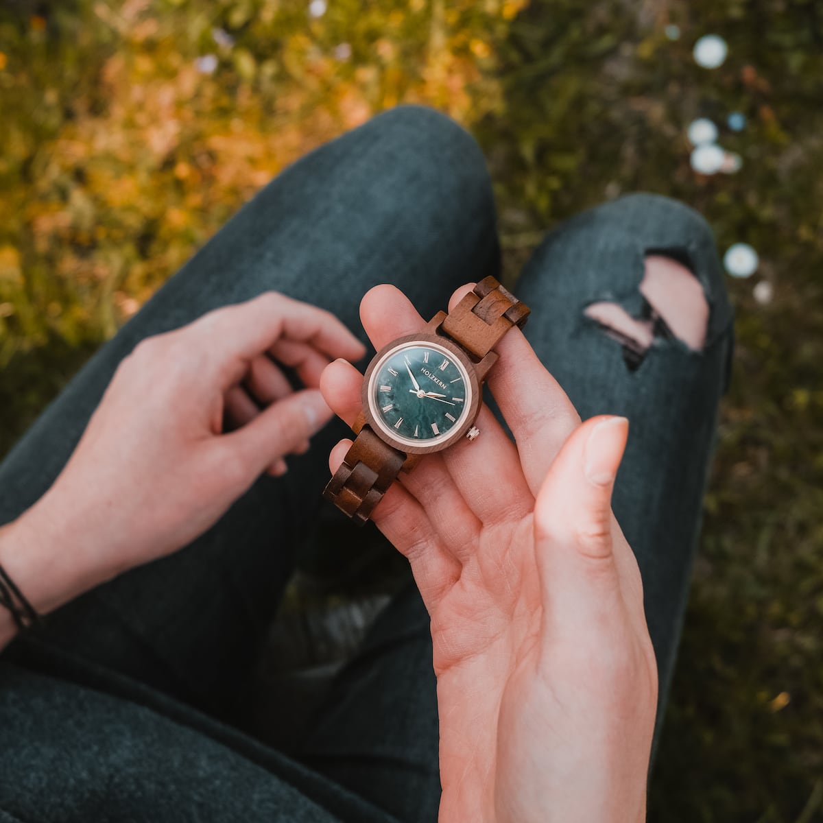 La montre "Nymph" combine le noyer et le marbre pour un style rustique et élégant.