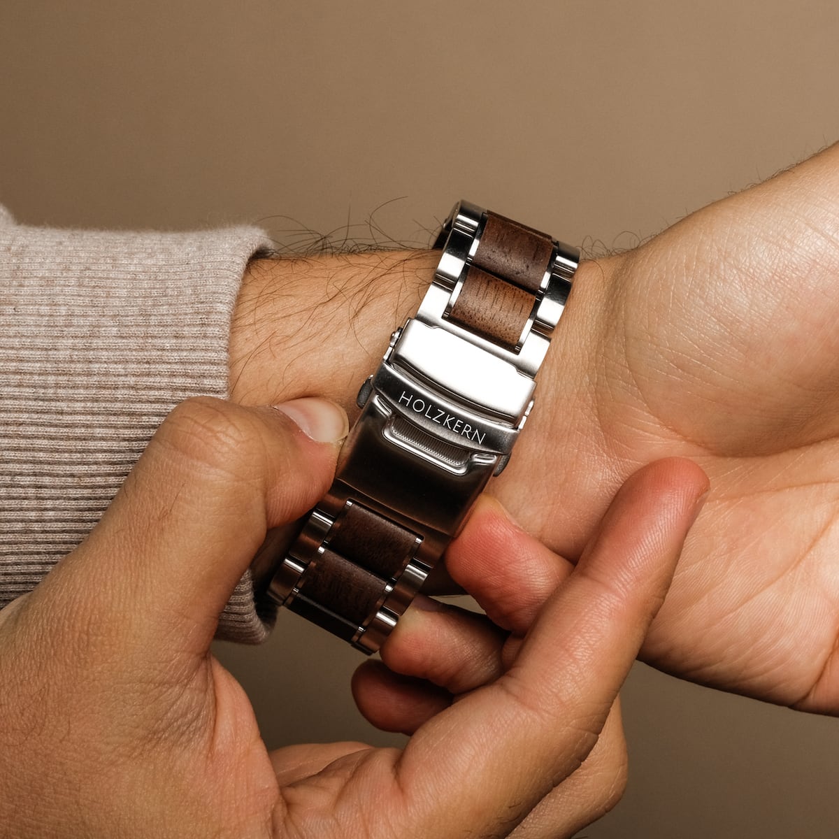"Koh Mak", une montre élégante au design noyer et marbre avec une finition polie et moderne.