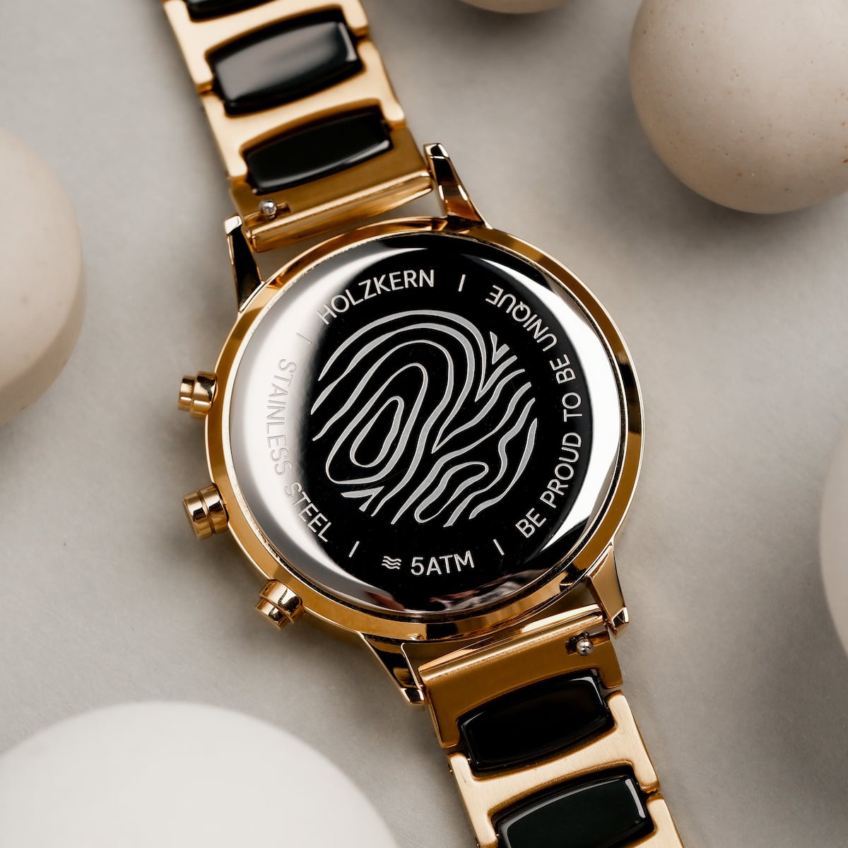 "Jolly", une montre élégante avec des reflets en malachite et céramique, un design élégant en or et noir.