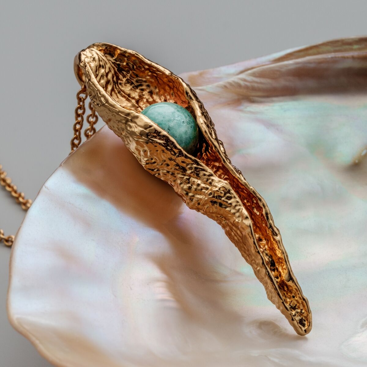 Collier "Chalice Collier" avec amazonite et or, avec un design élégant et texturé.