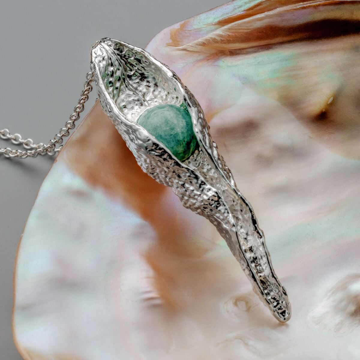 "Chalice Collier" : un collier en argent avec une pierre amazonite au design élégant et organique.