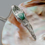"Chalice Collier" : un collier en argent avec une pierre amazonite au design élégant et organique.