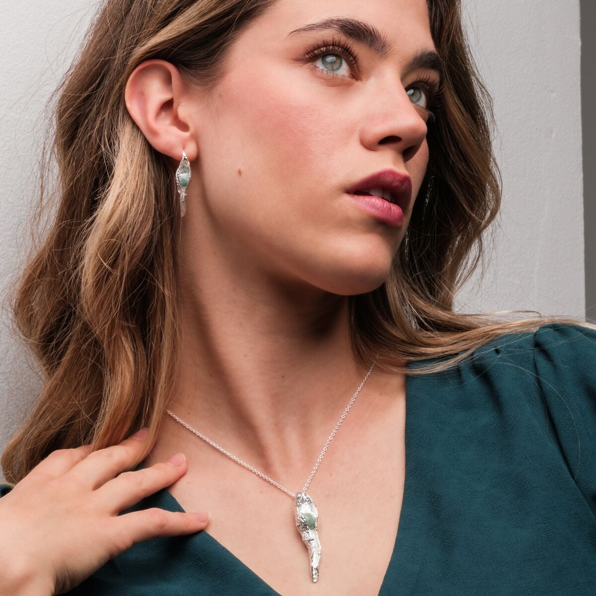 Collier en cuir : Élégant collier avec amazonite et argent, au design raffiné et moderne.