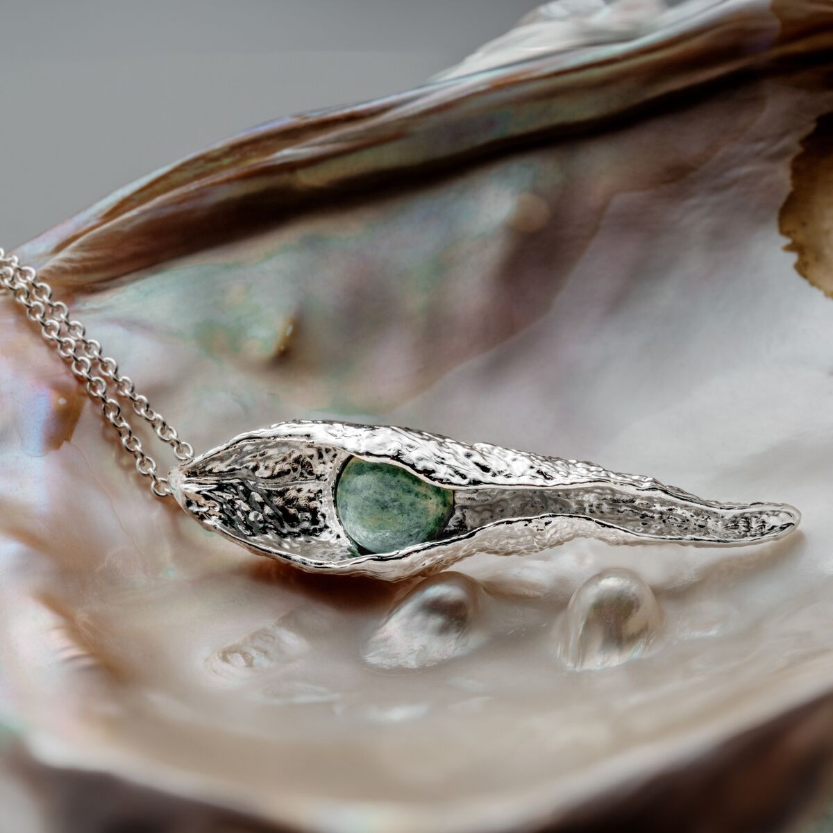 Collier en cuir : Élégant collier en cuir argenté avec amazonite, style texturé, organique.