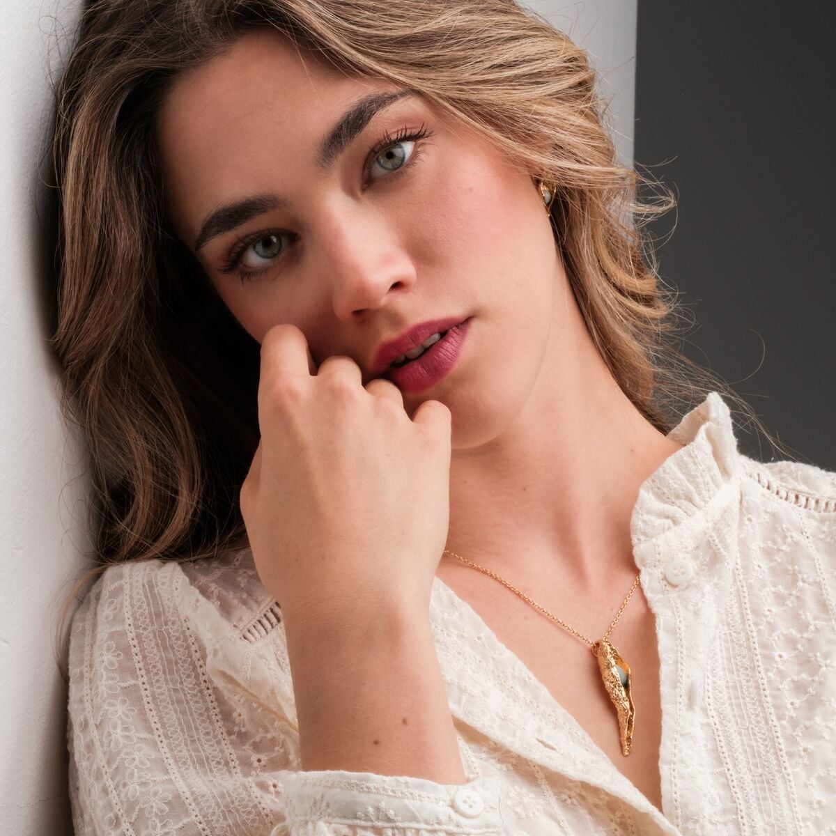 "Chalice Collier", un collier pendentif élégant avec des accents amazonite et or, respire l'élégance et la sophistication.