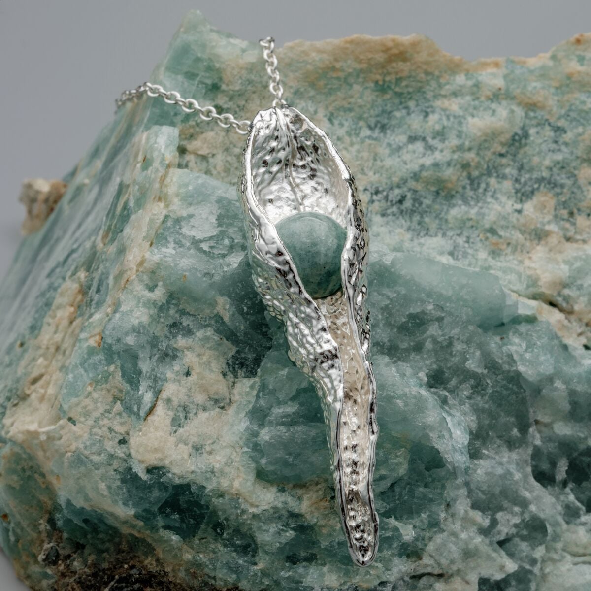 "Chalice Collier", un collier en argent et amazonite, avec un style organique texturé.