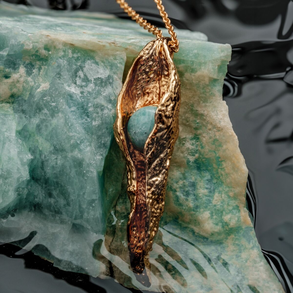 Collier "Chalice Collier", avec des accents amazonite et or dans un design artistique élégant.