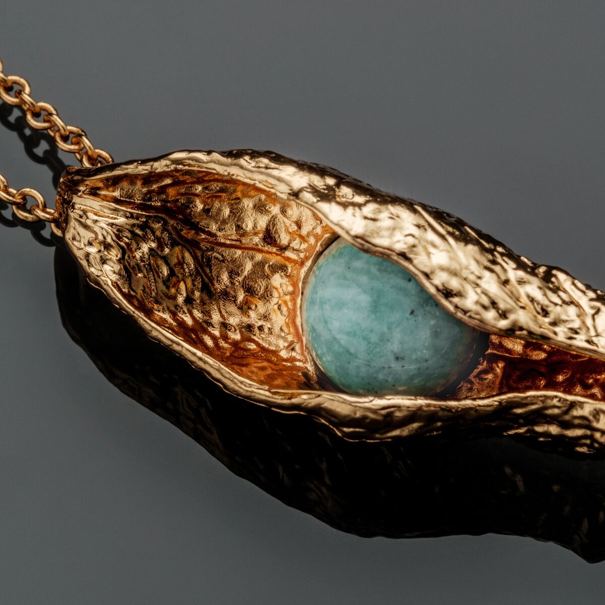 Collier "Chalice Collier", avec un élégant mélange d'amazonite et d'or avec un design rustique et texturé.