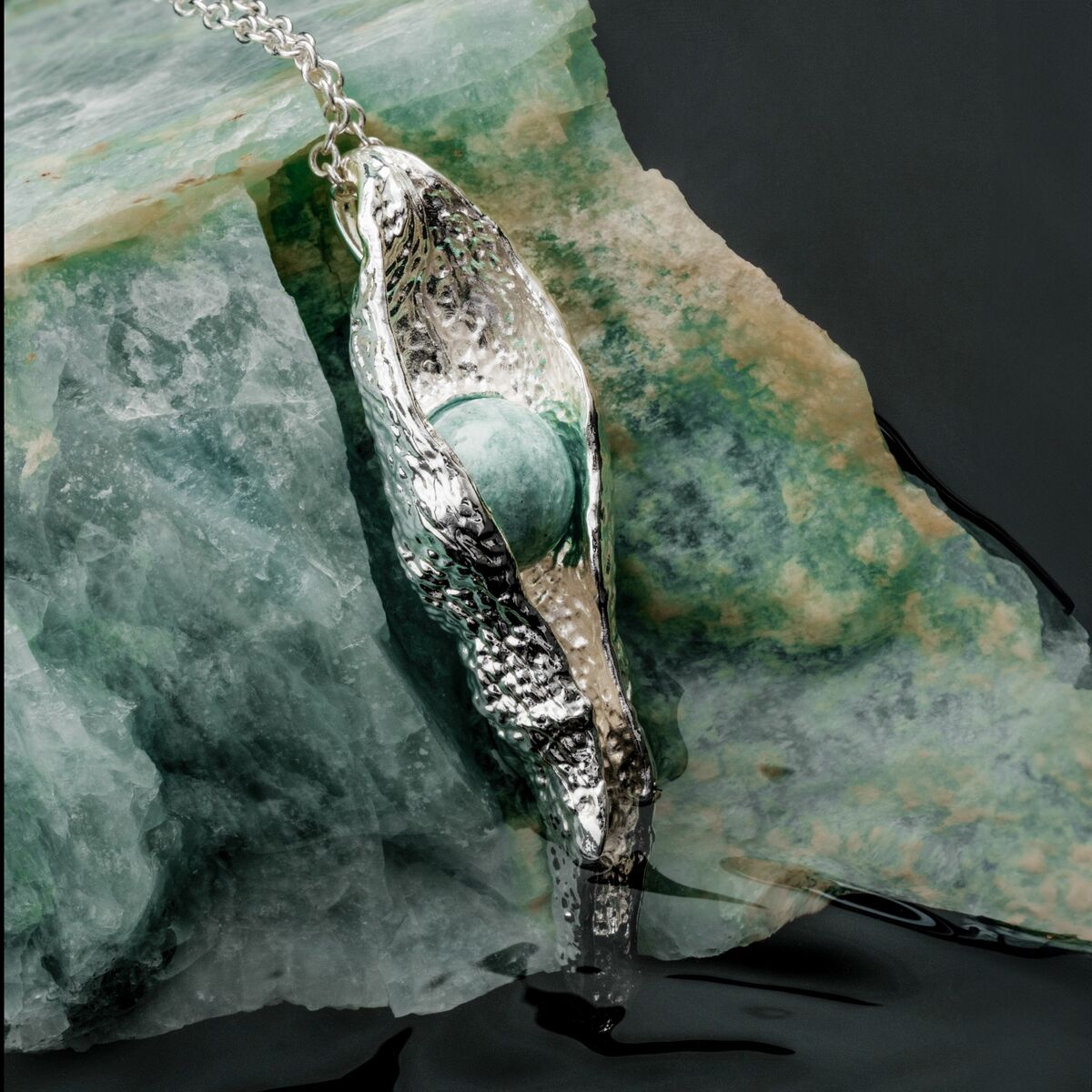 "Chalice Collier": Élégant collier avec une finition amazonite en pierre et argent, évoquant la beauté naturelle et la sophistication.