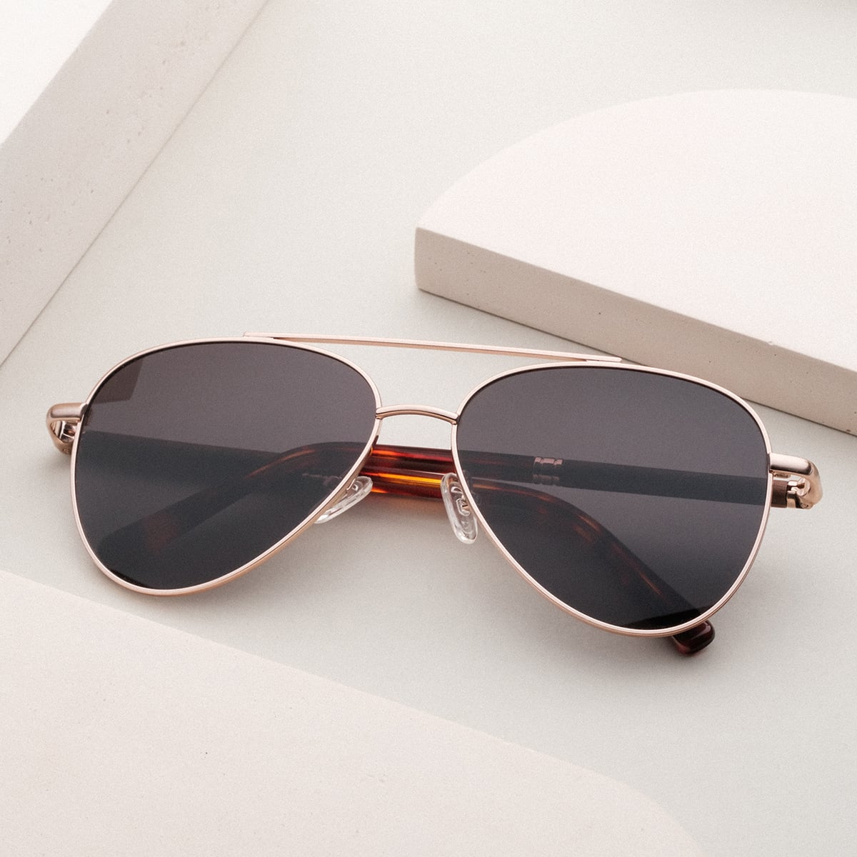 Les lunettes de soleil "The Badass I" avec une finition en noyer et or mat élégante avec un design moderne et élégant.