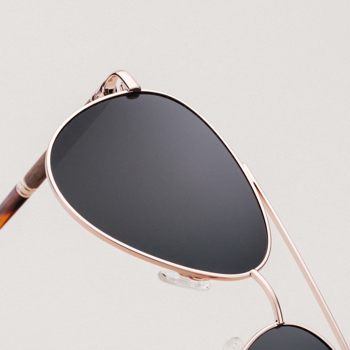 Les lunettes de soleil "The Badass I" disposent d'un cadre en noyer élégant avec des accents en or mat.