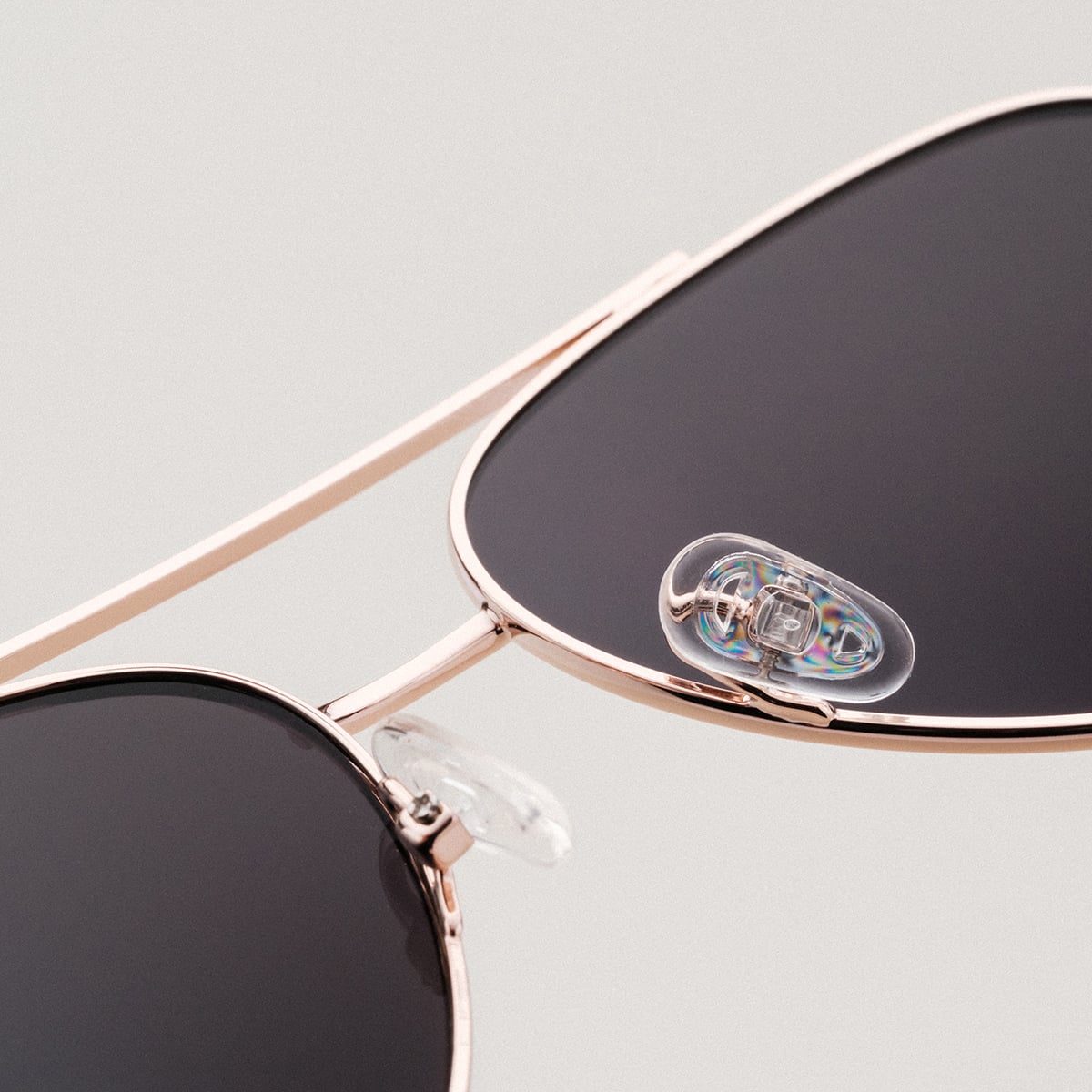 Les lunettes de soleil "The Badass I" avec une finition en noyer et en or mat avec un design moderne et élégant.