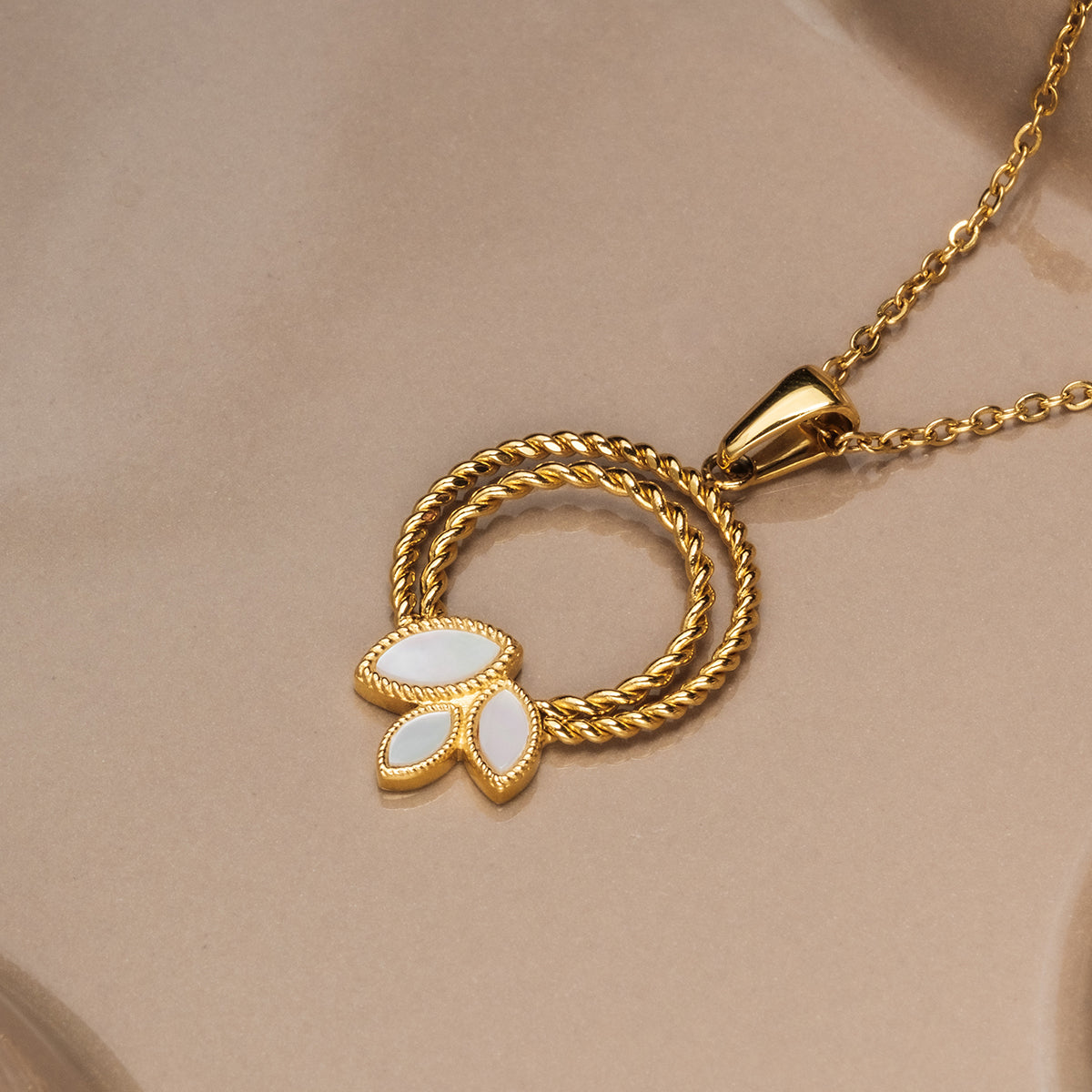 Collier Visual (nacre blanche/or) II