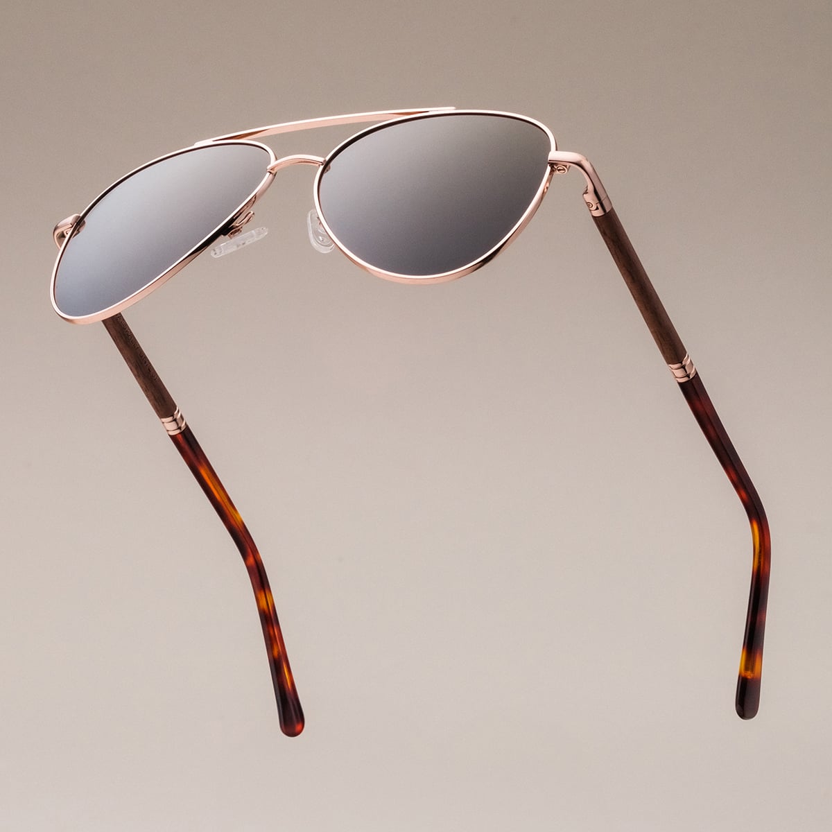Les lunettes de soleil "The Badass I", avec un design en noyer élégant et en or mat.