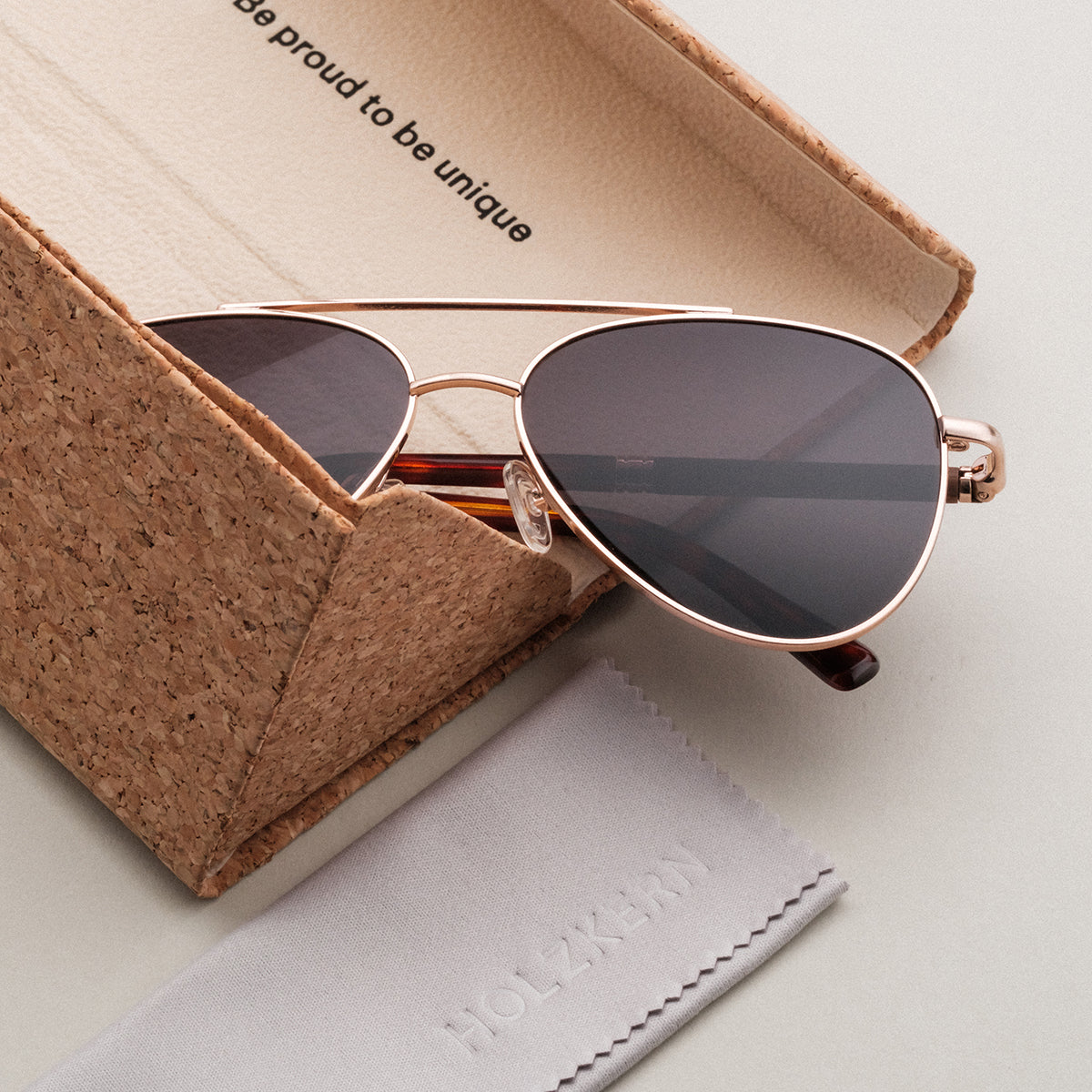Les lunettes de soleil "The Badass I" avec des accents en noyer et en or mat dans un élégant boîtier.