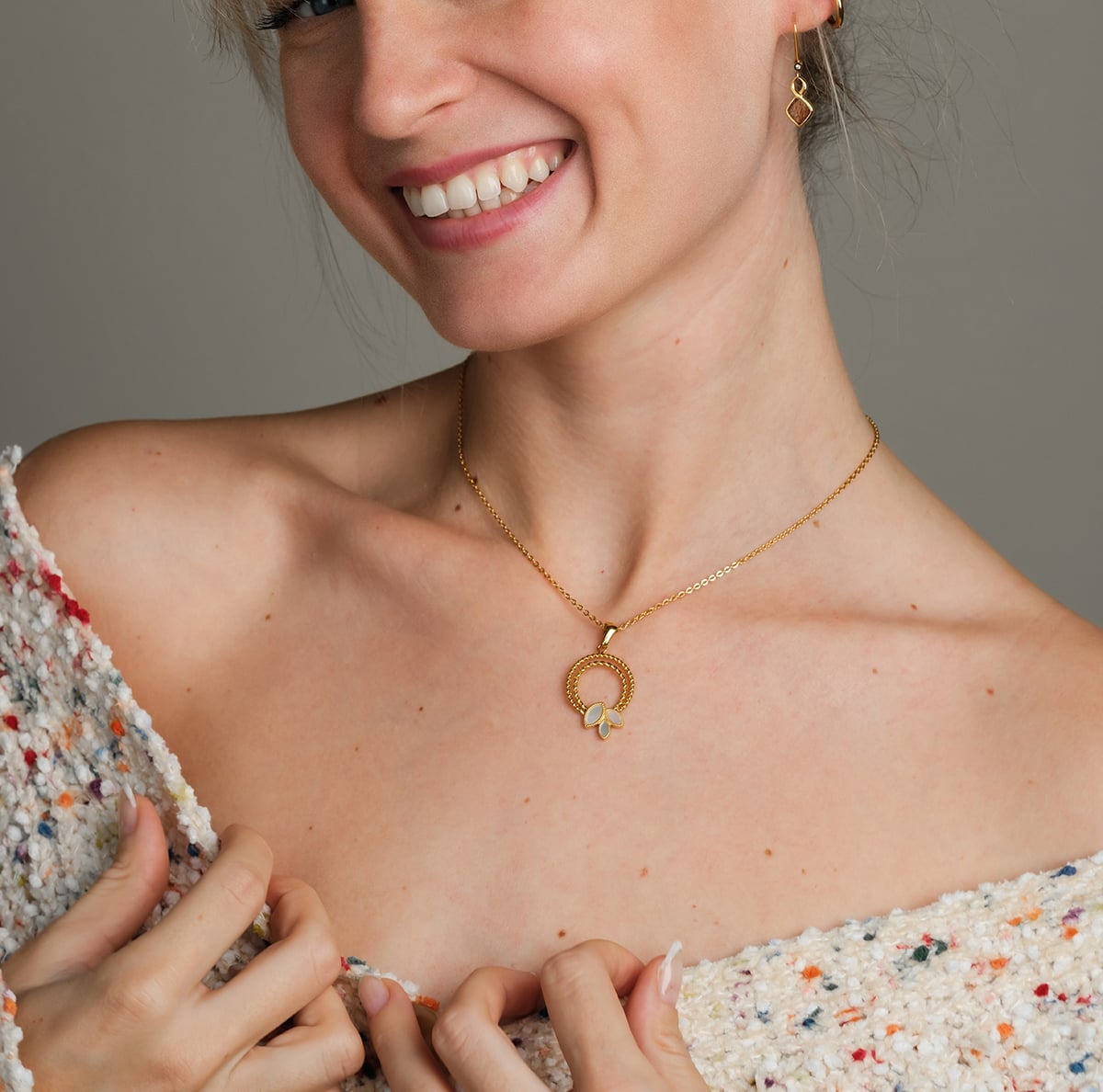 Collier Visual (nacre blanche/or) II