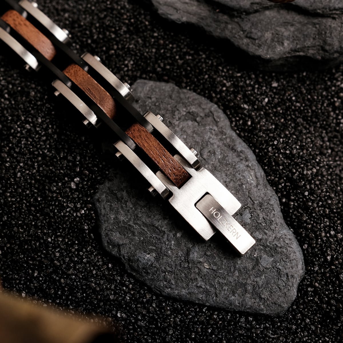 Bracelet "Allegro", avec un design en noyer et argent sur une surface texturée.