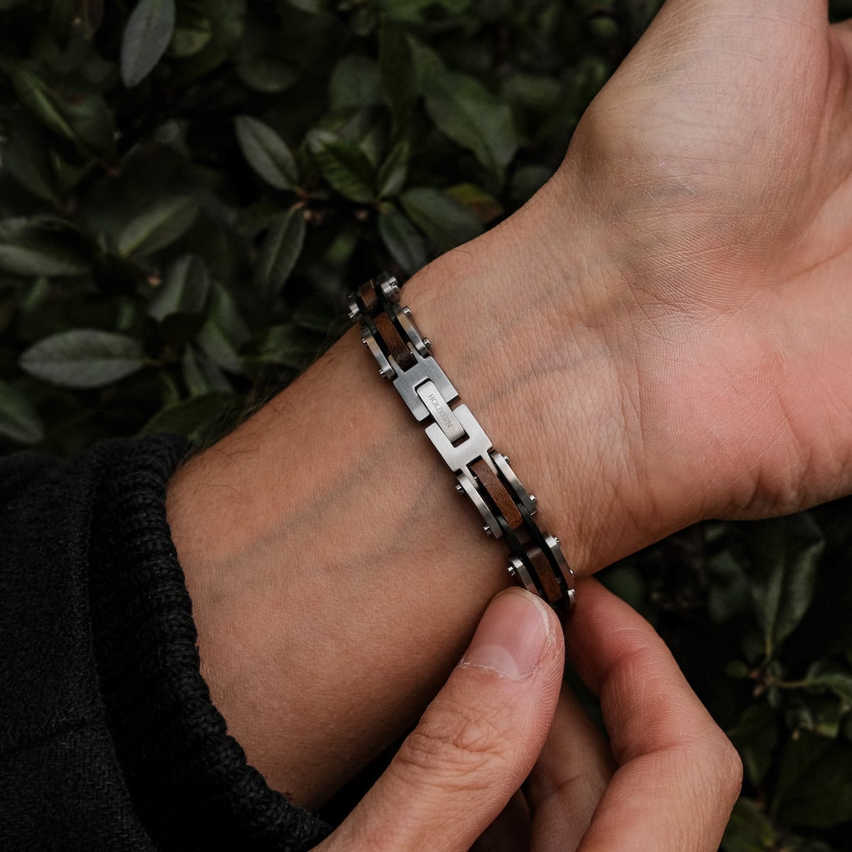 Bracelet "Allegro" avec des matériaux en noyer et argent au design moderne et élégant.